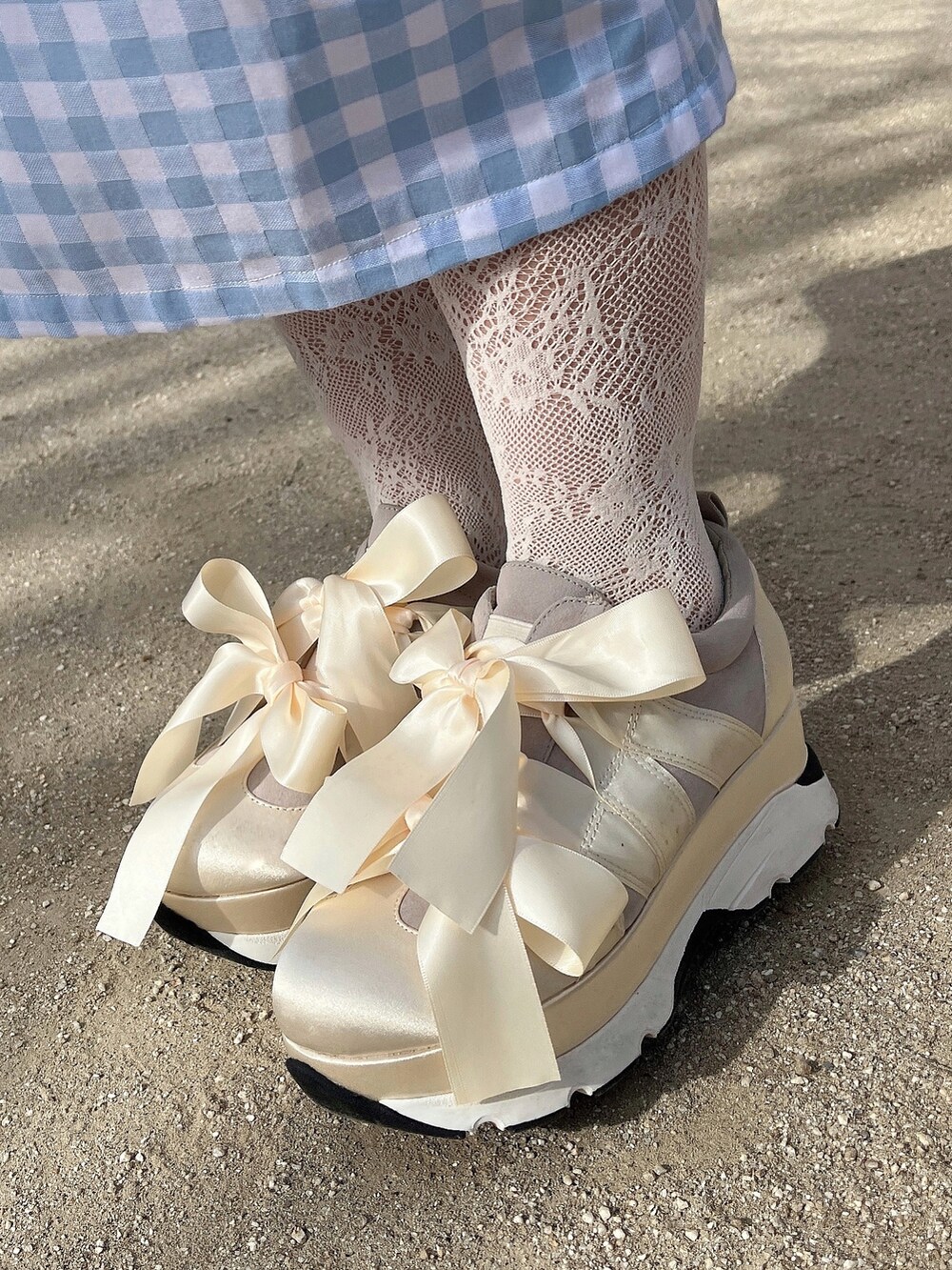 ホワイト系のトートバッグ、ブルー系のワンピース、ホワイト系のスニーカーを着用したレディースの冬コーディネートの7枚目の写真