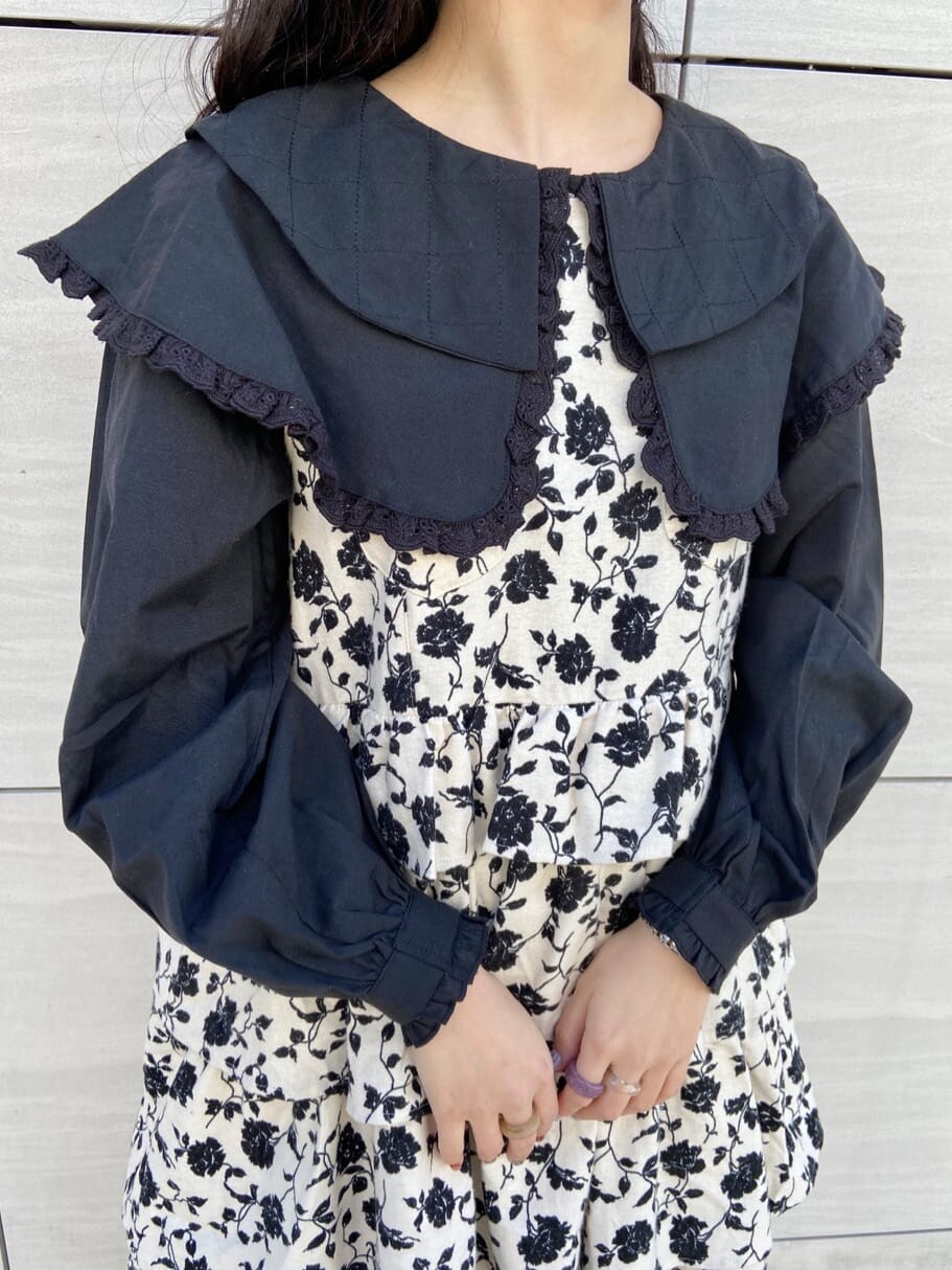 グリーン系のチェスターコート、ブラック系のシャツ/ブラウス、ブラック系のローファーを着用したレディースの冬コーディネートの6枚目の写真