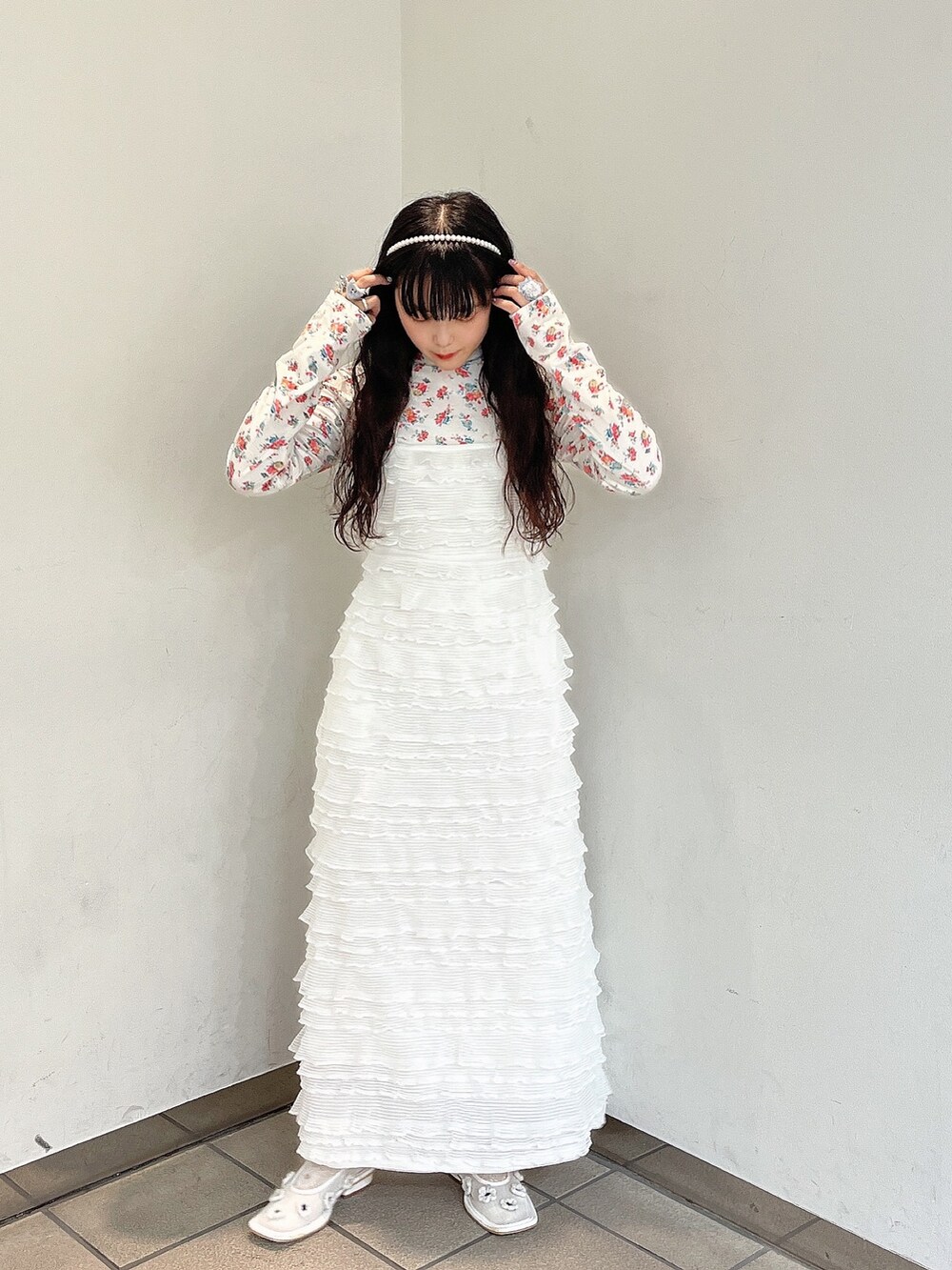 ホワイト系のパンプス、ホワイト系のTシャツ/カットソー、ホワイト系のワンピースを着用したレディースの秋コーディネートの2枚目の写真