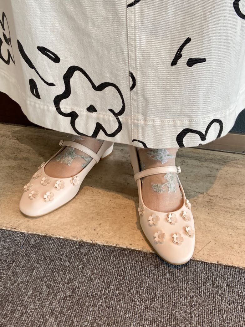 ホワイト系のTシャツ/カットソー、ブルー系のシャツ/ブラウス、ホワイト系のスカートを着用したレディースの夏コーディネートの7枚目の写真