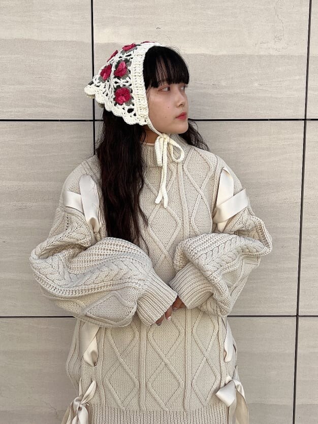 ホワイト系のニット/セーター、ホワイト系のワンピース、ホワイト系のブーツを着用したレディースの秋コーディネートの3枚目の写真