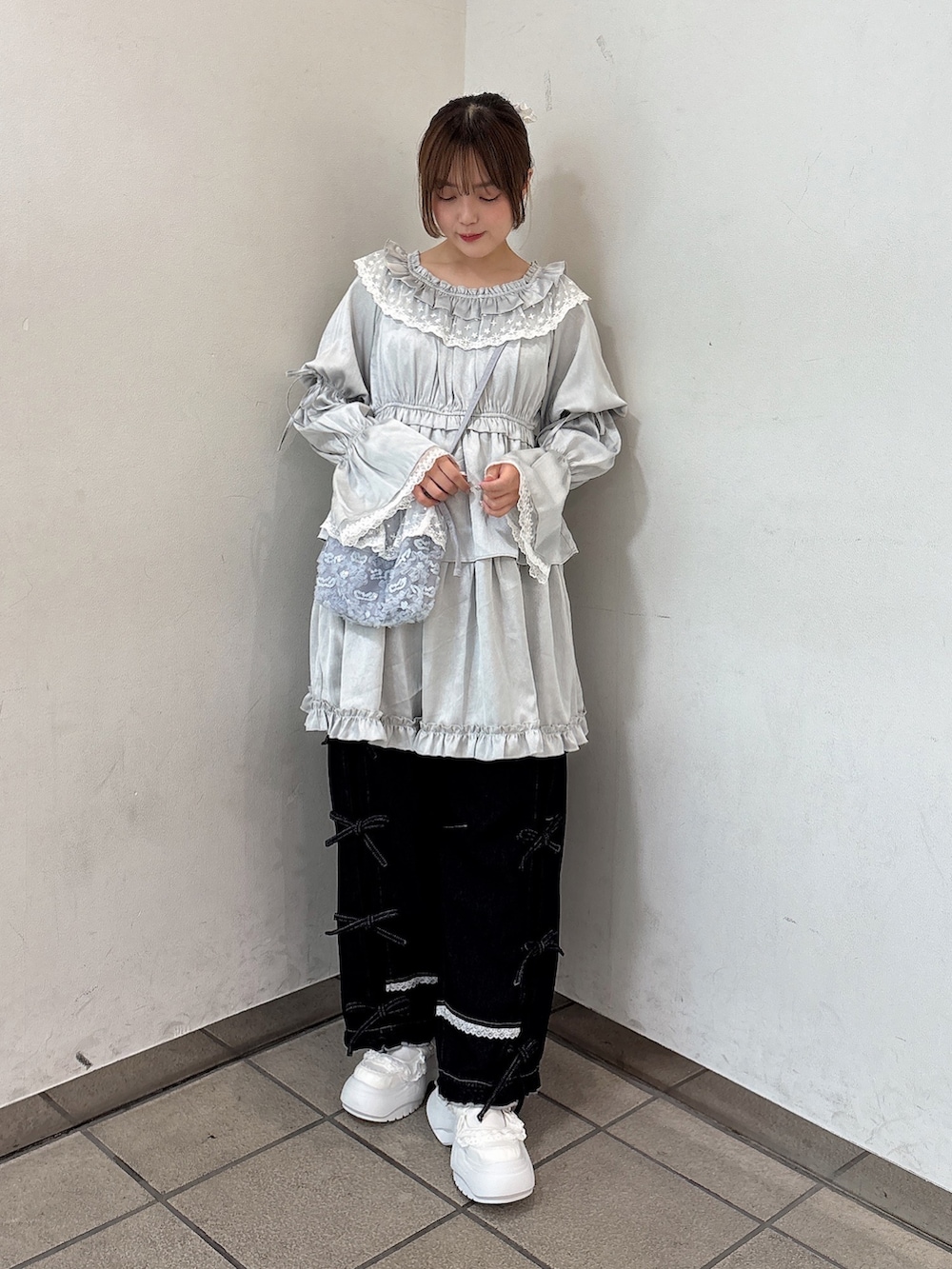 ブルー系のワンピース、ブルー系のハンドバッグ、ブルー系のデニムパンツを着用したレディースの夏コーディネートの2枚目の写真