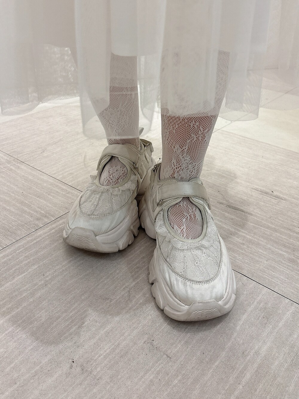 ホワイト系のニット/セーター、ホワイト系のダウンジャケット/コート、ホワイト系のワンピースを着用したレディースの冬コーディネートの9枚目の写真