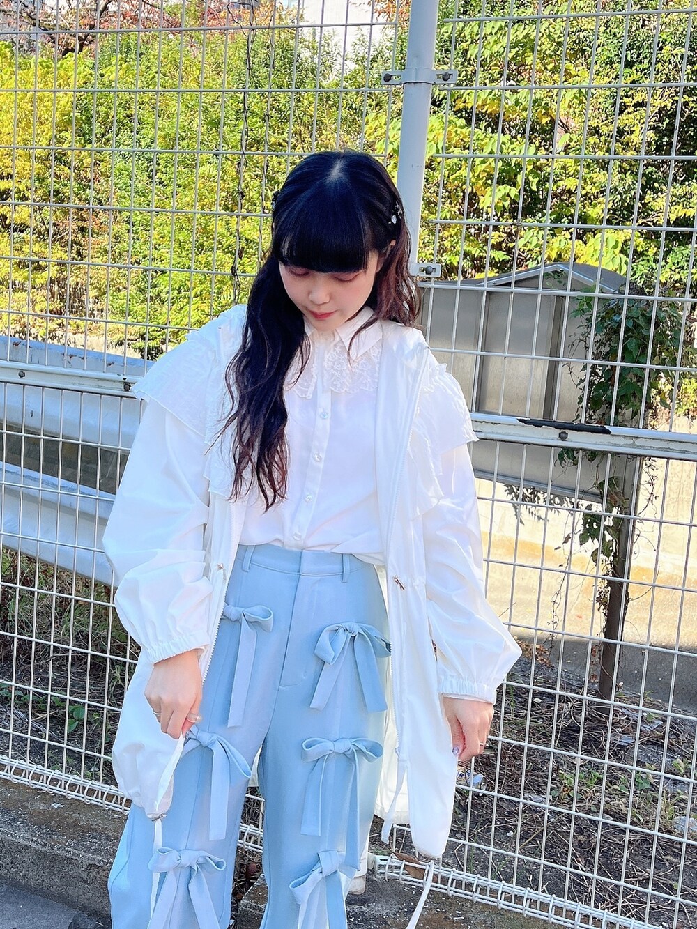 ホワイト系のマウンテンパーカー、ブルー系のその他パンツ、ホワイト系のローファーを着用したレディースの秋コーディネートの4枚目の写真