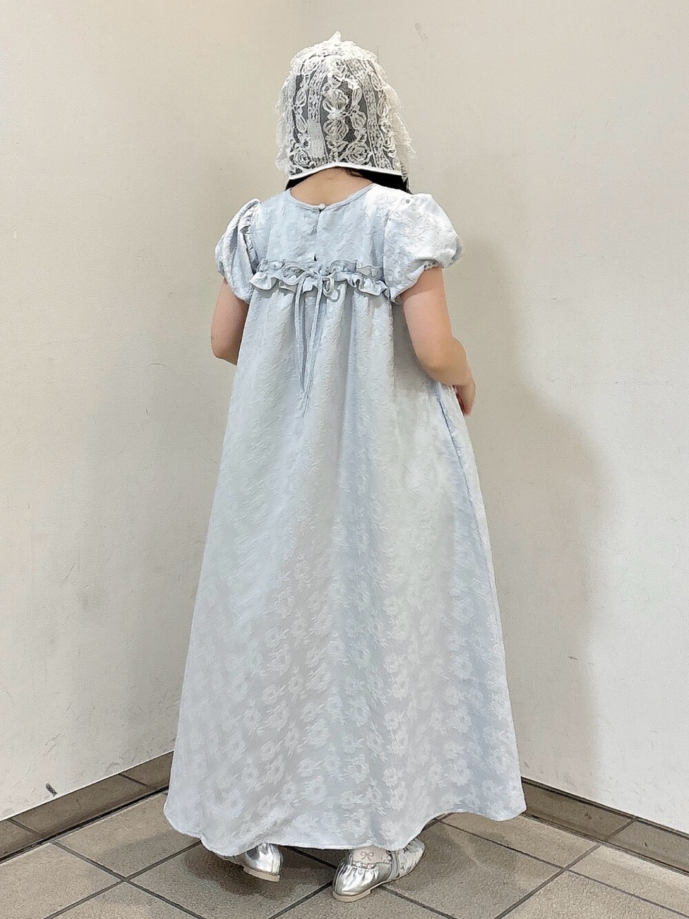 ブルー系のワンピース、シルバー系のバレエシューズ、ホワイト系のニットキャップ/ビーニーを着用したレディースの春コーディネートの4枚目の写真