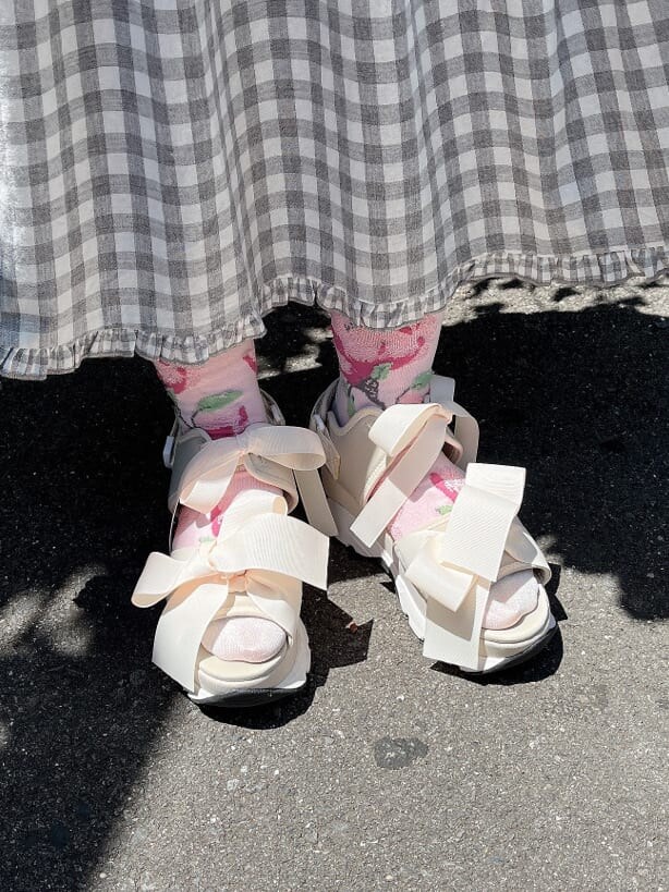 ホワイト系のサンダル、ブルー系のショルダーバッグ、ホワイト系のTシャツ/カットソーを着用したレディースの夏コーディネートの7枚目の写真