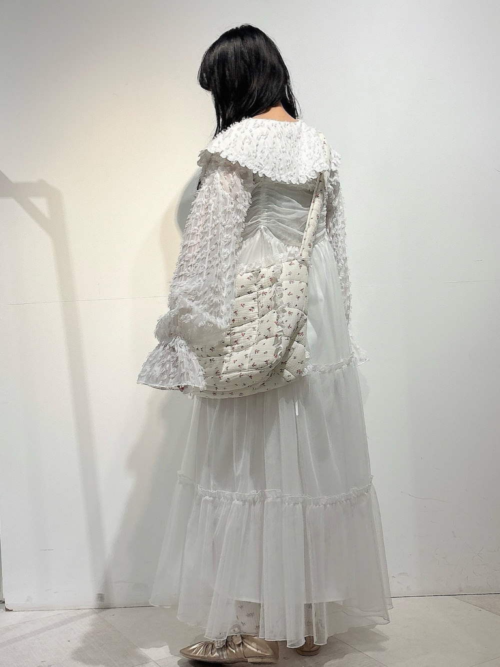 ホワイト系のシャツ/ブラウス、ピンク系のショルダーバッグ、ホワイト系のワンピースを着用したレディースの秋コーディネートの4枚目の写真