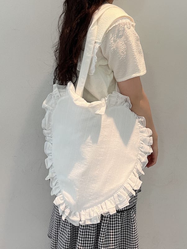 ホワイト系のシャツ/ブラウス、ホワイト系のスニーカー、ブラック系のスカートを着用したレディースの夏コーディネートの4枚目の写真