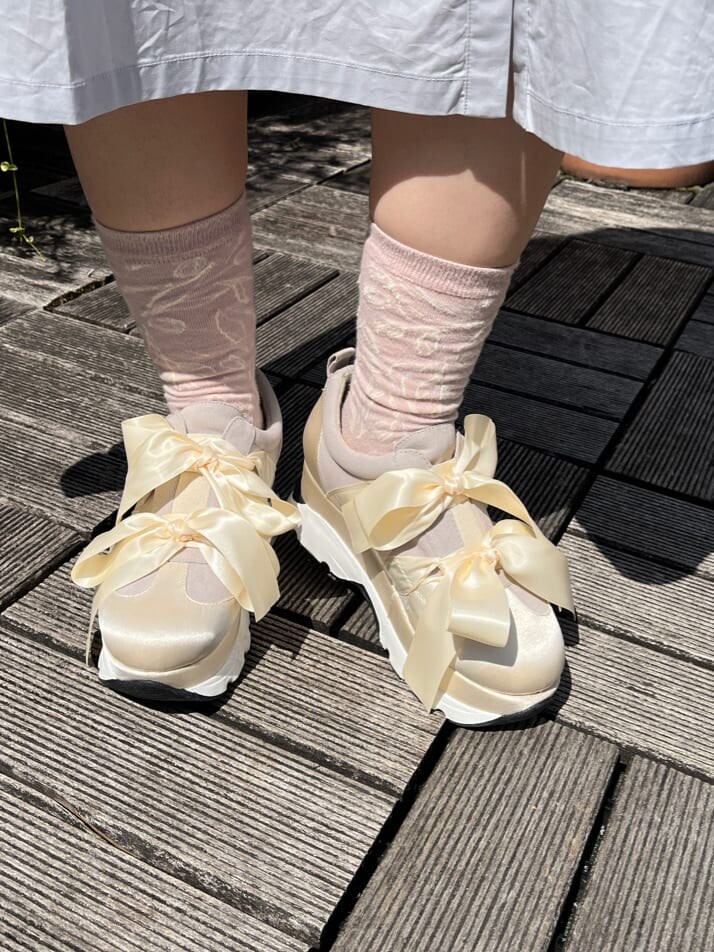 ホワイト系のスニーカー、ホワイト系のショルダーバッグ、ブルー系のワンピースを着用したレディースの春コーディネートの4枚目の写真