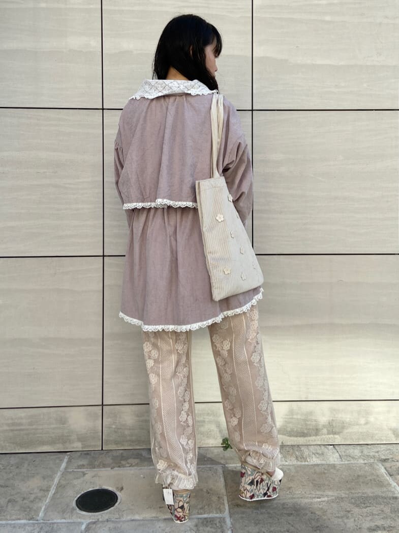 ベージュ系のサンダル、ホワイト系のトートバッグ、ピンク系のワンピースを着用したレディースの夏コーディネートの3枚目の写真