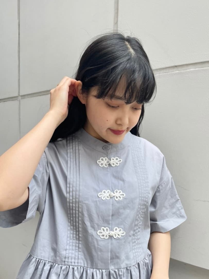 グレー系のワンピースを着用したレディースの夏コーディネートの3枚目の写真