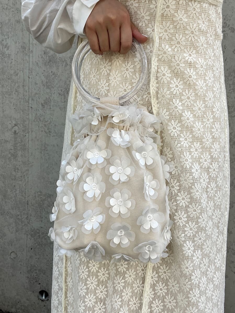 グリーン系のパンプス、ホワイト系のワンピース、ホワイト系のシャツ/ブラウスを着用したレディースの春コーディネートの4枚目の写真