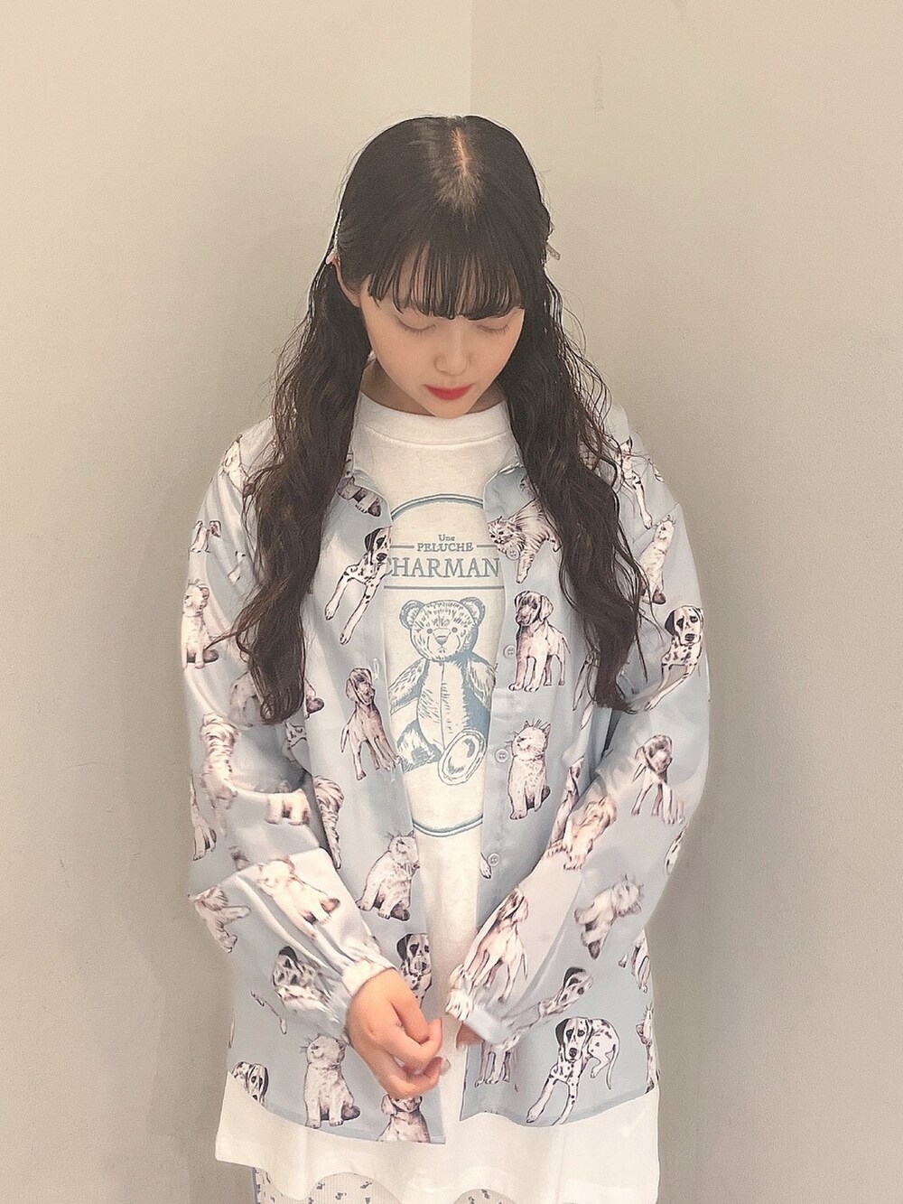 ホワイト系のTシャツ/カットソー、ブルー系のシャツ/ブラウス、ブルー系のその他パンツを着用したレディースの夏コーディネートの5枚目の写真