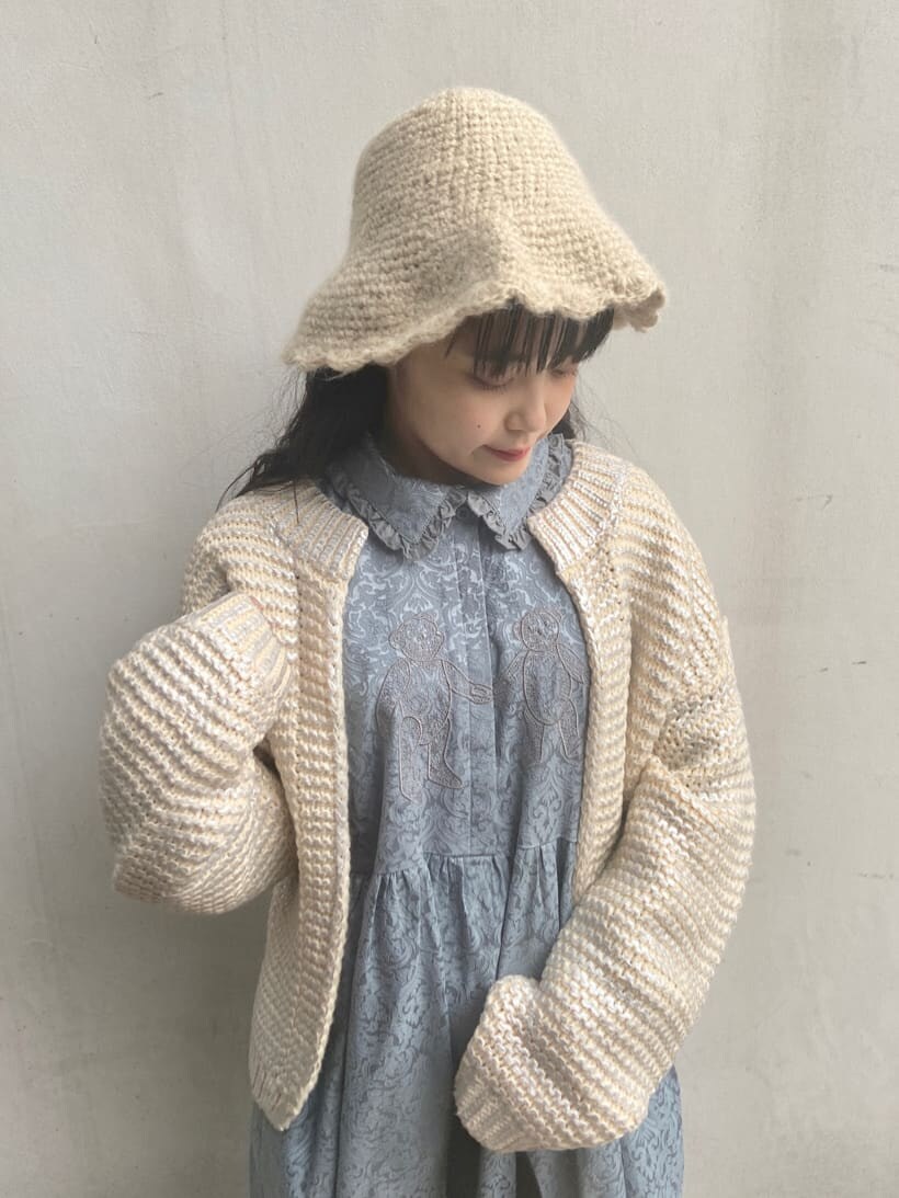 ベージュ系のハンドバッグ、ブルー系のワンピース、ホワイト系のローファーを着用したレディースの秋コーディネートの5枚目の写真