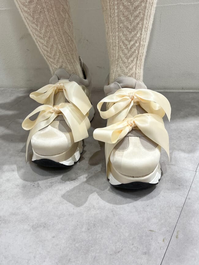 ホワイト系のスニーカー、グリーン系のワンピース、ホワイト系の付け襟を着用したレディースの春コーディネートの4枚目の写真