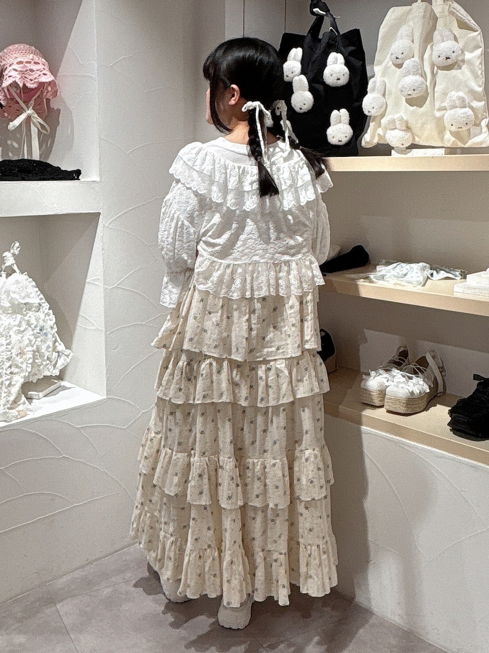 ホワイト系のカーディガン/ボレロ、ホワイト系のTシャツ/カットソー、ブルー系のワンピースを着用したレディースの夏コーディネートの5枚目の写真