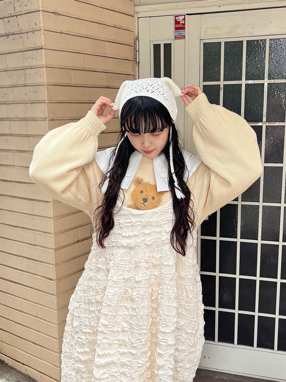 ホワイト系のシャツ/ブラウス、ホワイト系のニット/セーター、ホワイト系のワンピースを着用したレディースの秋コーディネートの4枚目の写真