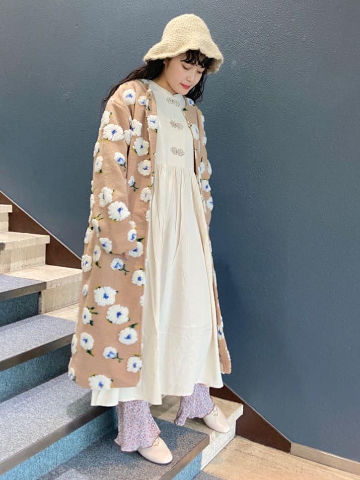 ベージュ系のその他アウター、ホワイト系のワンピース、ブラウン系のその他パンツを着用したレディースの秋コーディネートの2枚目の写真