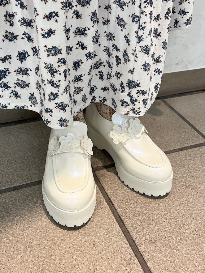 ホワイト系のパンプス、ホワイト系のスカート、ブルー系のブルゾンを着用したレディースの秋コーディネートの6枚目の写真