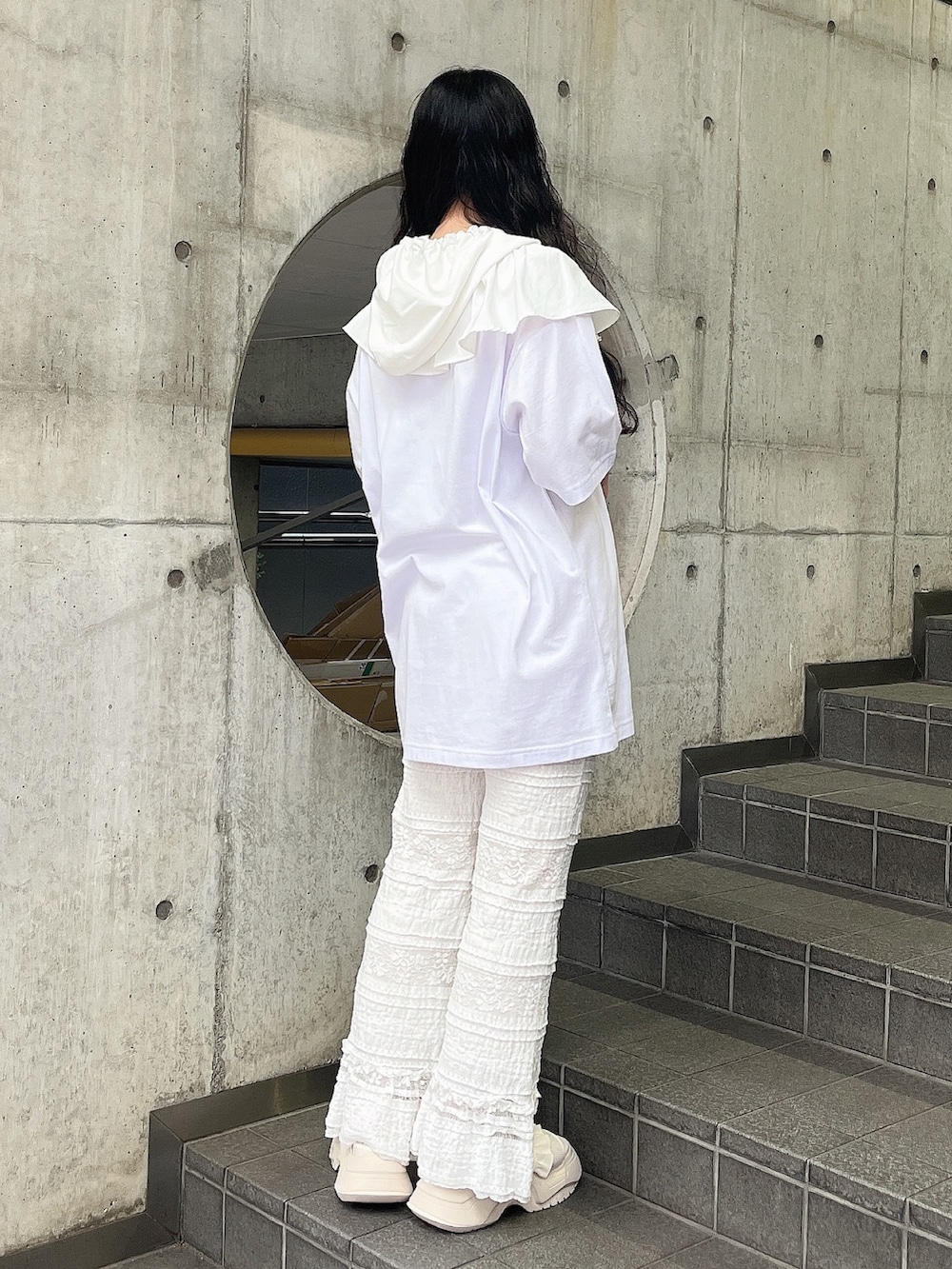 ホワイト系のTシャツ/カットソー、ホワイト系のスラックス、ホワイト系のサンダルを着用したレディースの夏コーディネートの3枚目の写真