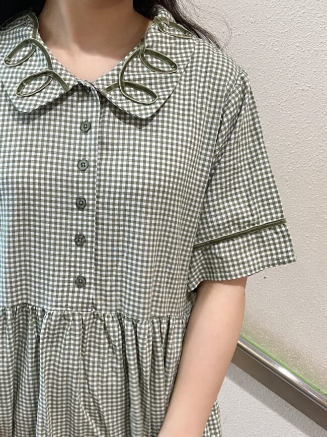 グリーン系のワンピース、ベージュ系のパンプス、ホワイト系のその他パンツを着用したレディースの夏コーディネートの5枚目の写真