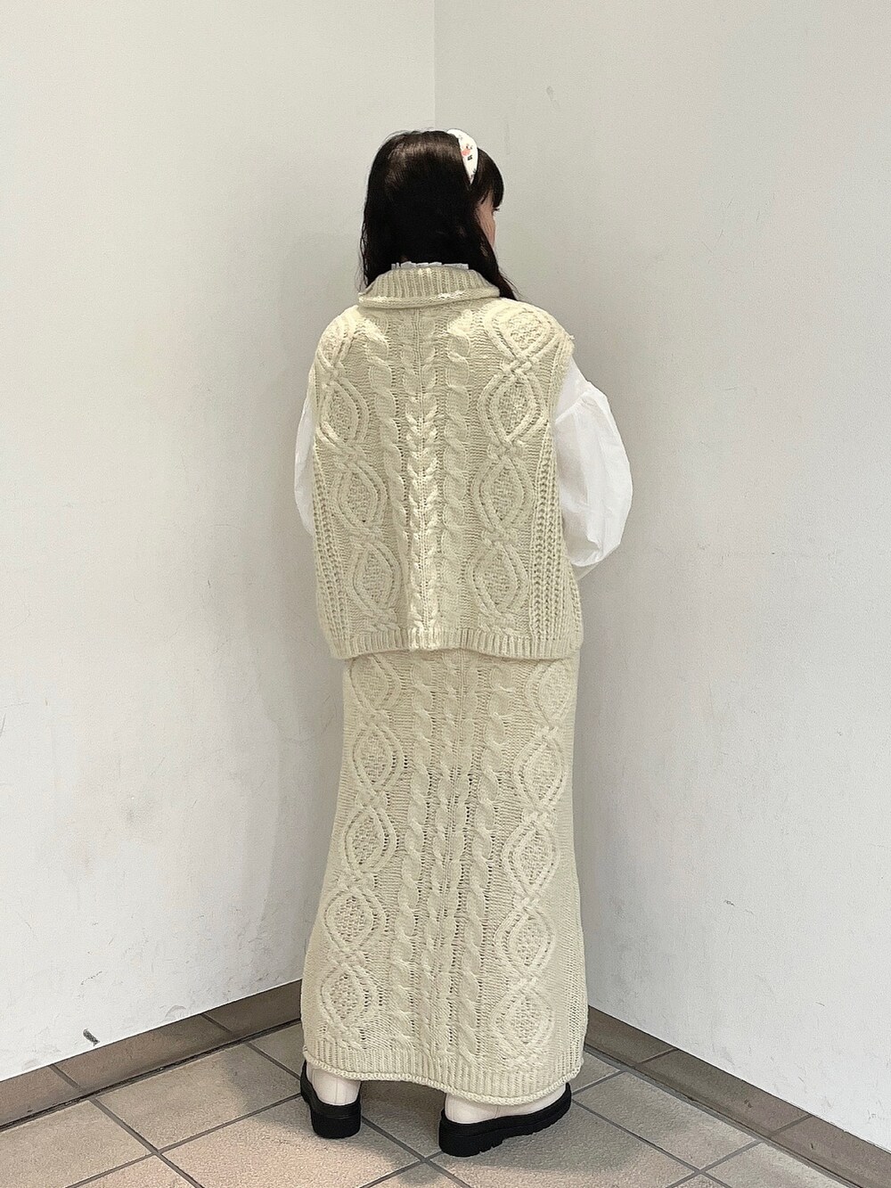 ホワイト系のシャツ/ブラウス、ホワイト系のニット/セーター、ホワイト系のスカートを着用したレディースの秋コーディネートの3枚目の写真