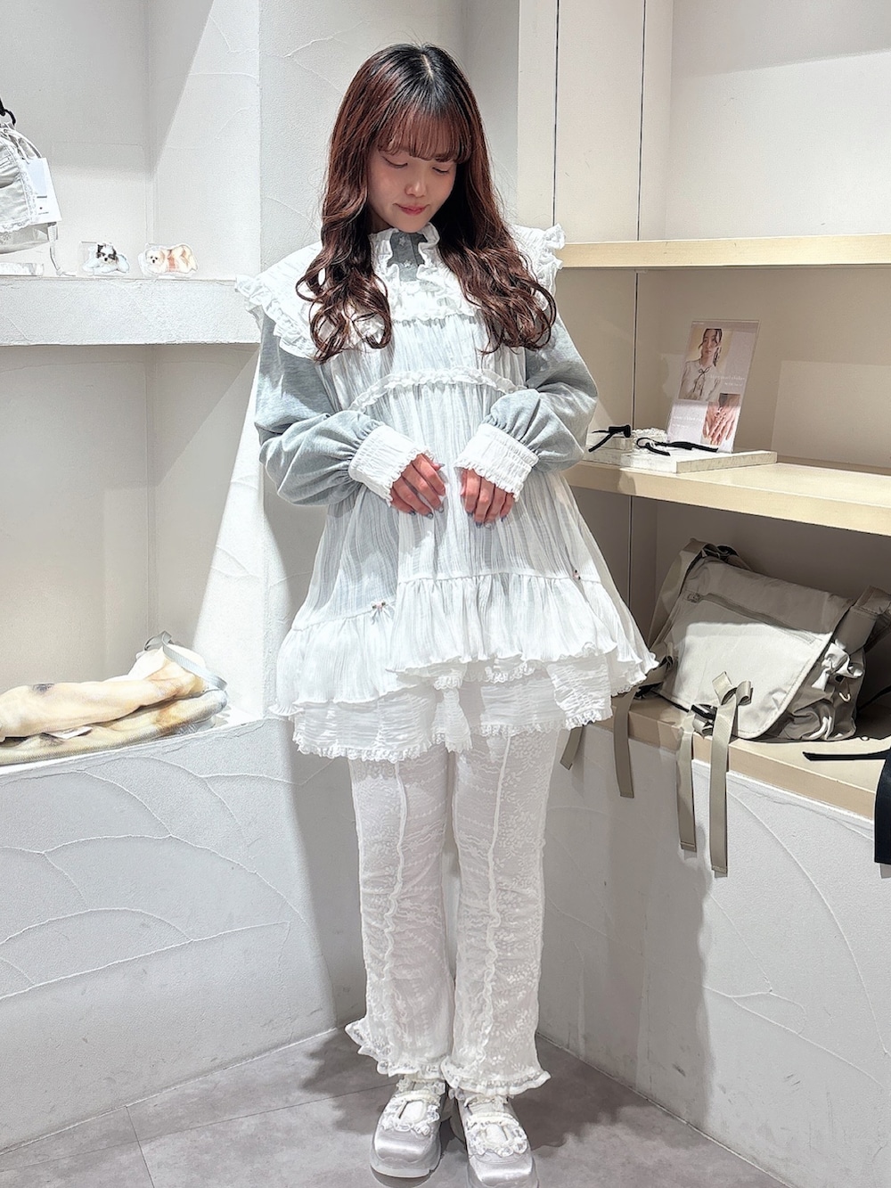 ホワイト系のチュニック、グレー系のワンピース、ホワイト系のその他パンツを着用したレディースの冬コーディネートの2枚目の写真