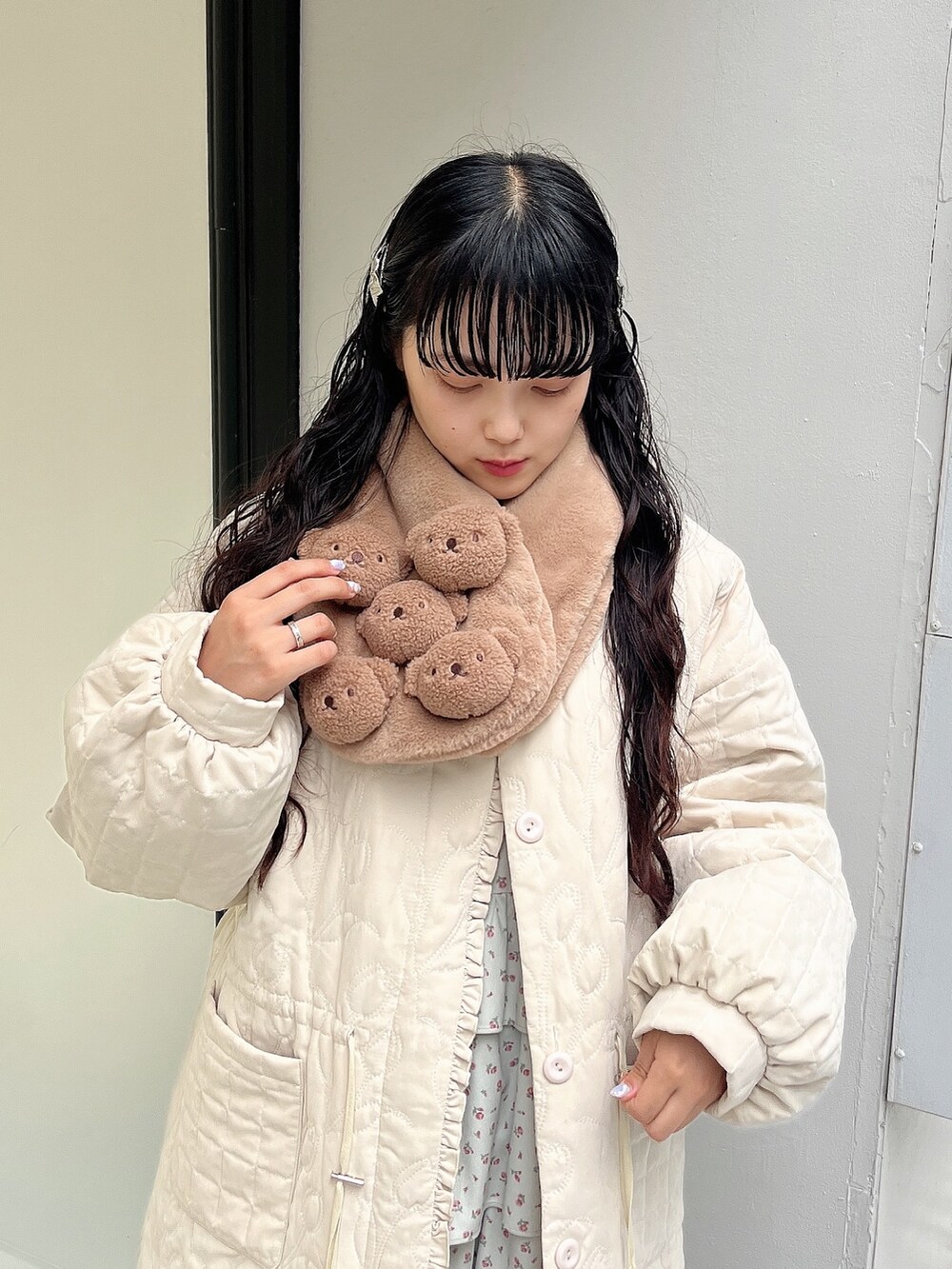 ホワイト系のシャツ/ブラウス、ホワイト系のブルゾン、グリーン系のジャンパースカートを着用したレディースの冬コーディネートの5枚目の写真