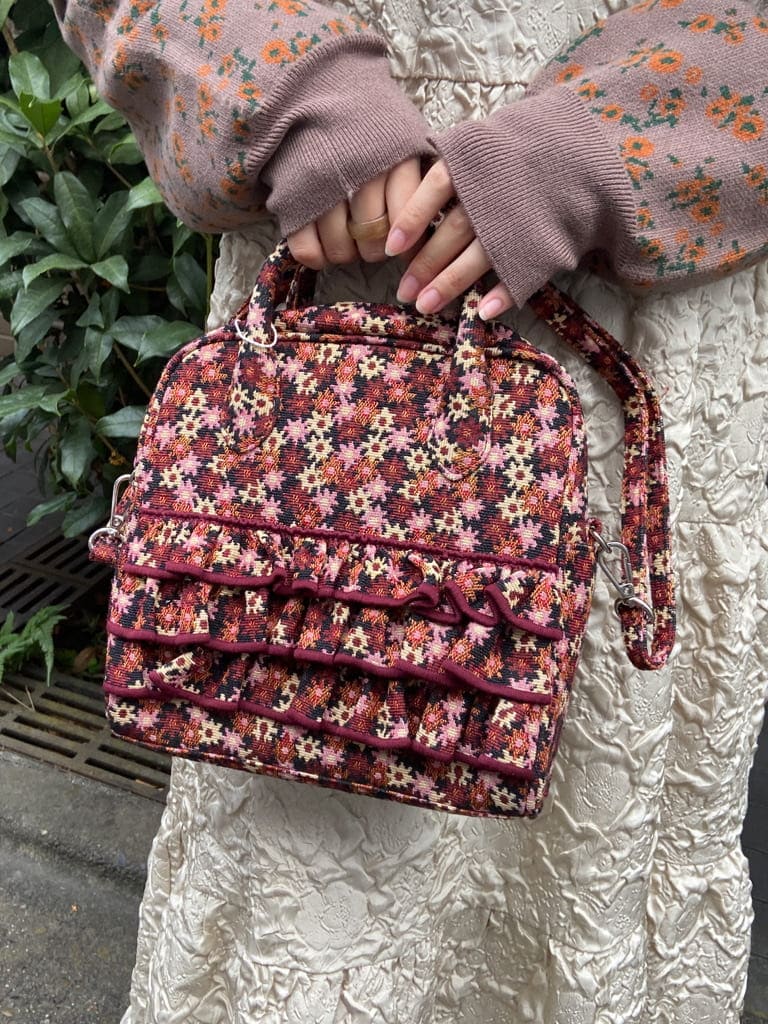 ベージュ系のワンピース、ホワイト系のシャツ/ブラウス、ホワイト系のローファーを着用したレディースの秋コーディネートの6枚目の写真