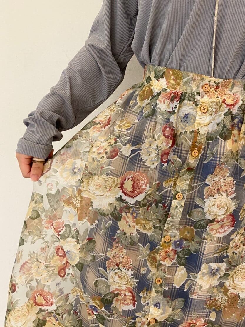 イエロー系のスカート、ベージュ系のパンプス、ブルー系のTシャツ/カットソーを着用したレディースの夏コーディネートの6枚目の写真