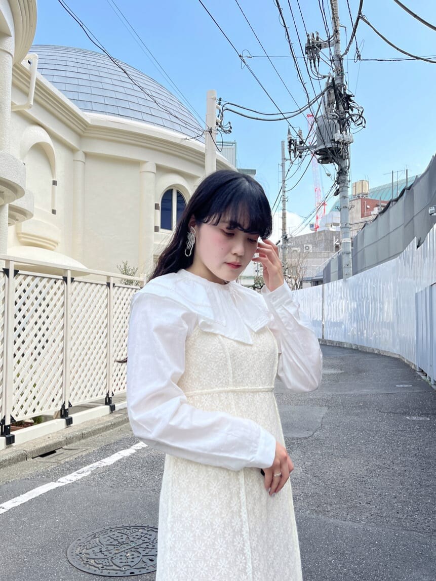 グリーン系のパンプス、ホワイト系のワンピース、ホワイト系のシャツ/ブラウスを着用したレディースの春コーディネートの3枚目の写真