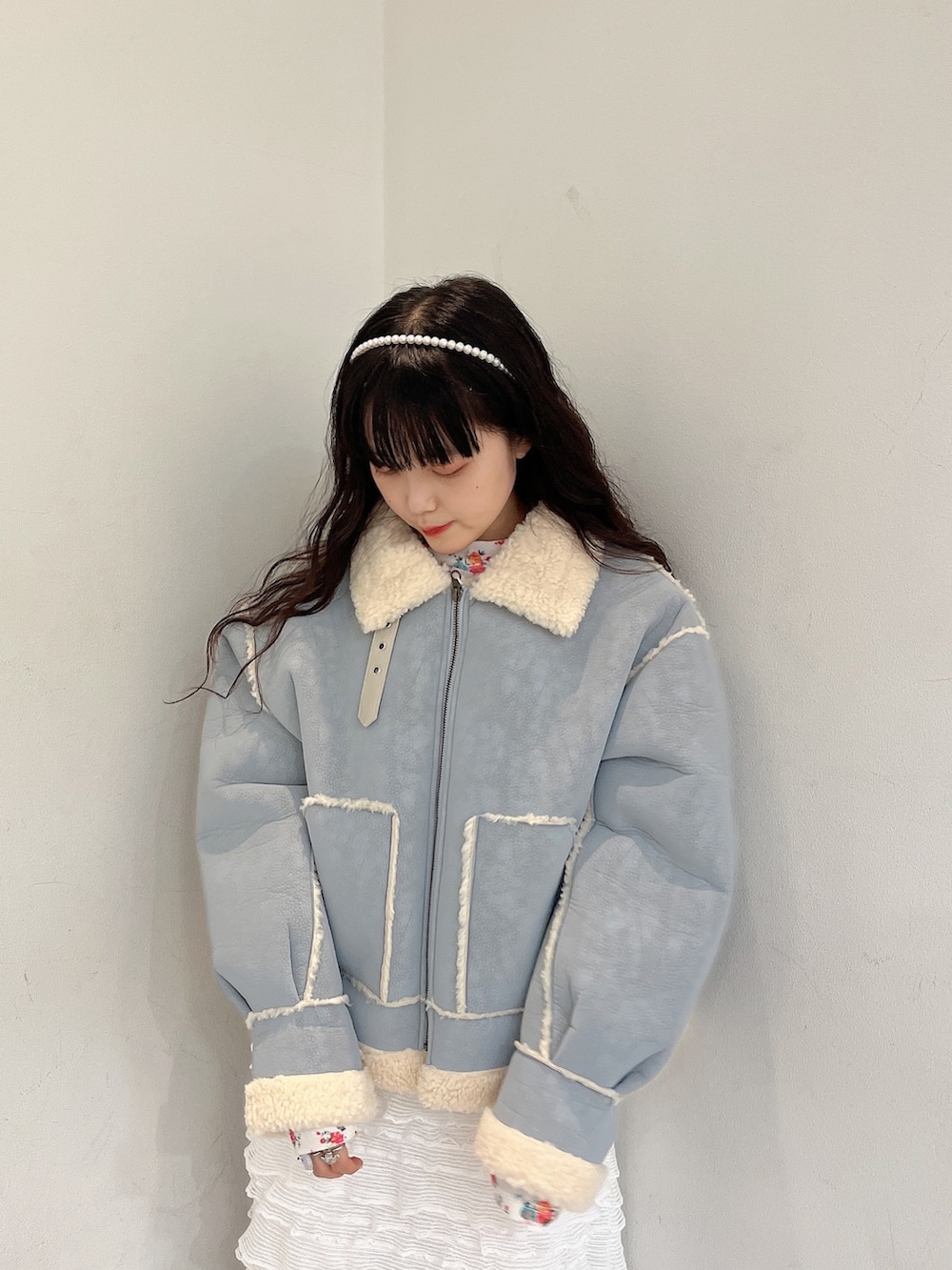 ブルー系のその他アウター、ホワイト系のTシャツ/カットソー、ホワイト系のワンピースを着用したレディースの秋コーディネートの3枚目の写真