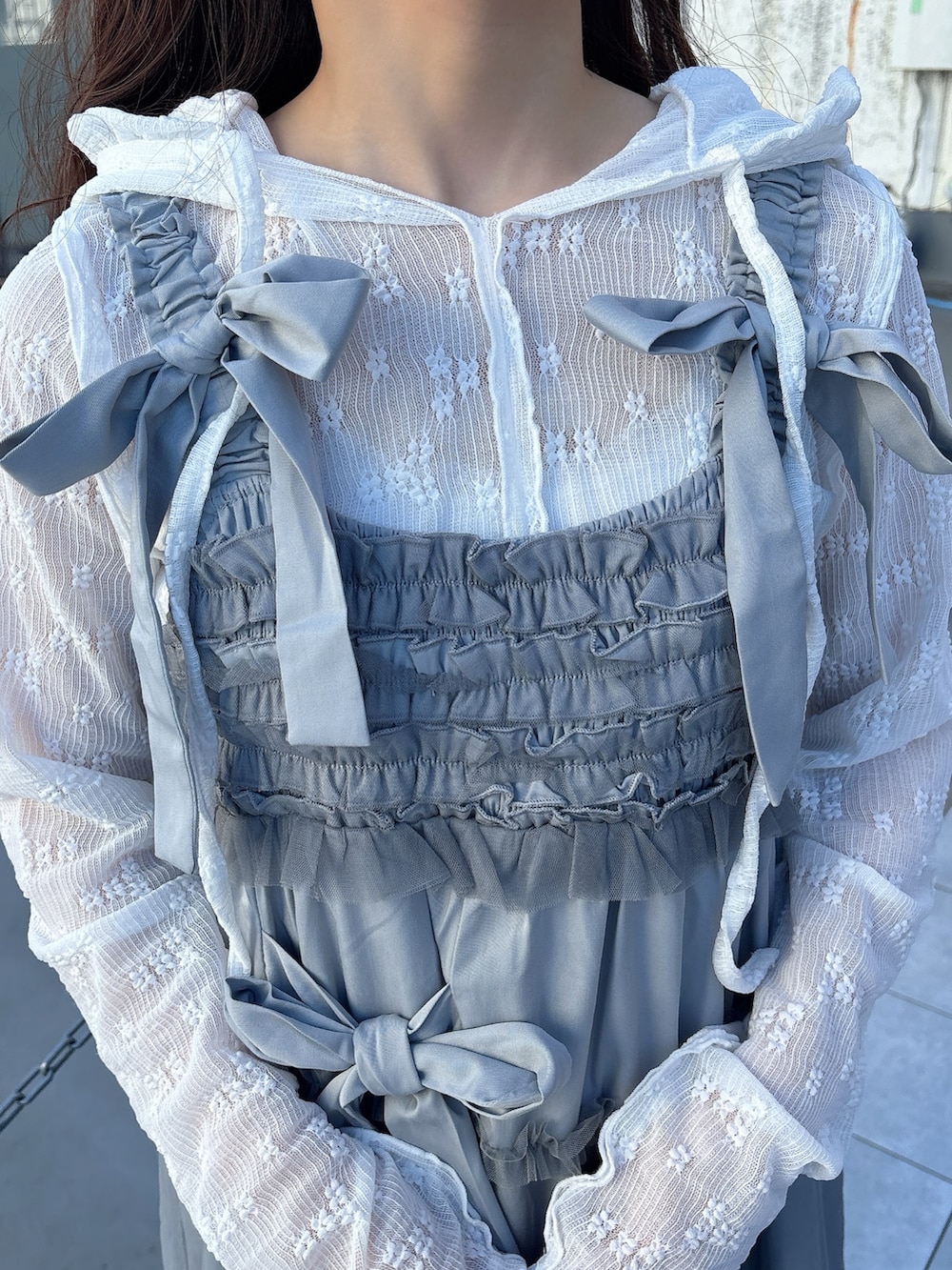 ホワイト系のTシャツ/カットソー、ブルー系のワンピース、ホワイト系のスニーカーを着用したレディースの冬コーディネートの6枚目の写真