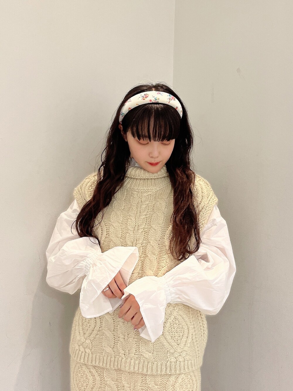 ホワイト系のシャツ/ブラウス、ホワイト系のニット/セーター、ホワイト系のスカートを着用したレディースの秋コーディネートの4枚目の写真