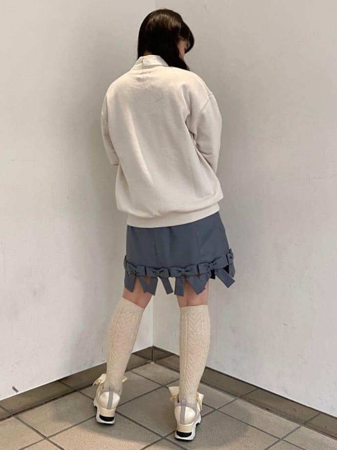 ホワイト系のスニーカー、ホワイト系のシャツ/ブラウス、ブルー系のスカートを着用したレディースの冬コーディネートの2枚目の写真