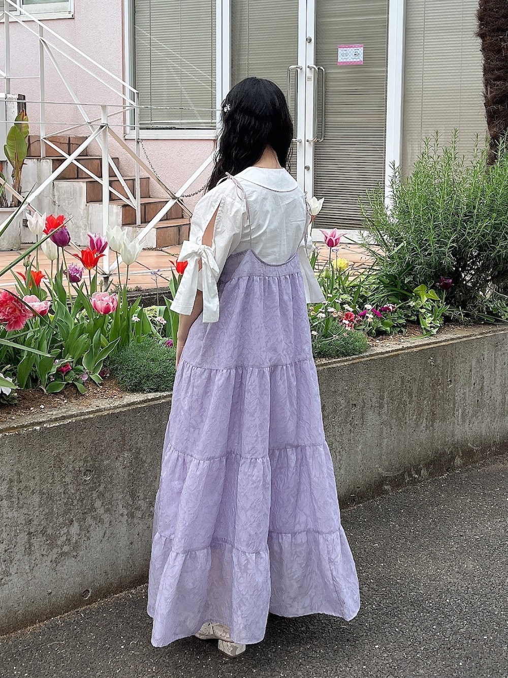 パープル系のワンピース、ホワイト系のパンプス、ホワイト系のシャツ/ブラウスを着用したレディースの春コーディネートの3枚目の写真