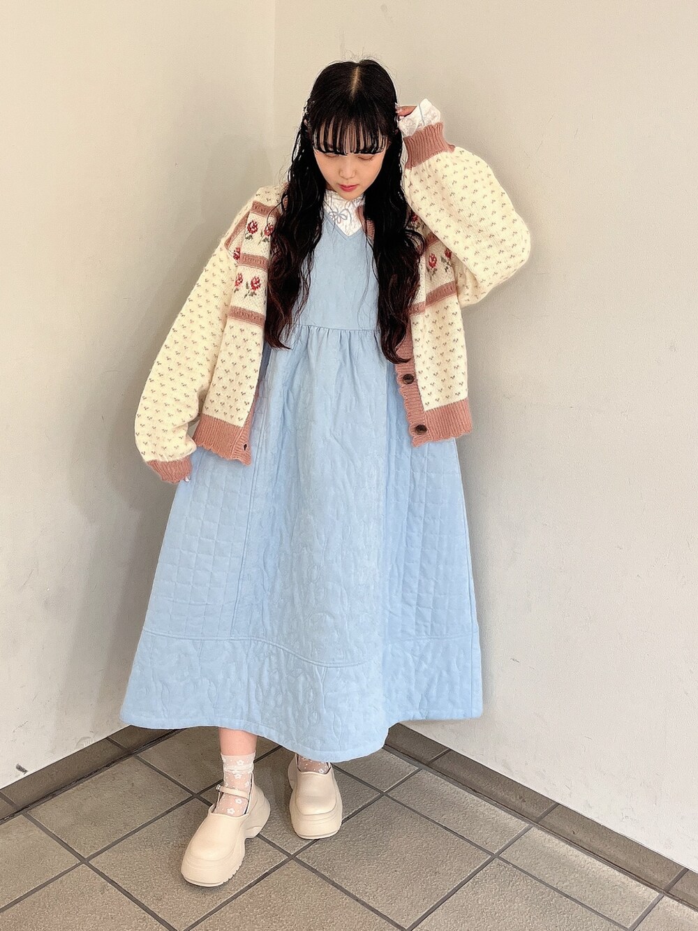 ホワイト系のTシャツ/カットソー、ブルー系のワンピース、ピンク系のカーディガン/ボレロを着用したレディースの秋コーディネートの2枚目の写真