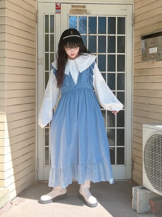 ホワイト系のシャツ/ブラウス、ホワイト系のブーツ、グレー系のカーディガン/ボレロを着用したレディースの秋コーディネートの3枚目の写真