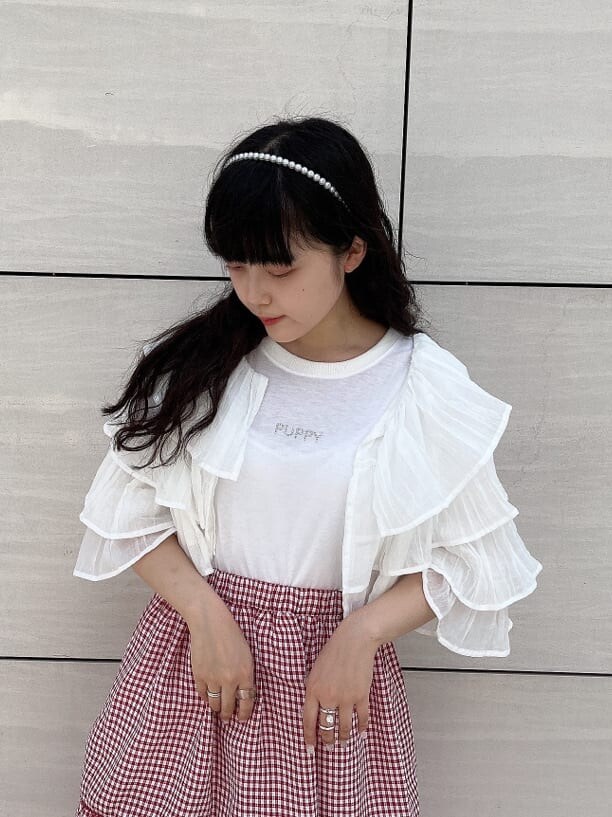 ホワイト系のTシャツ/カットソー、レッド系のスカート、ホワイト系のシャツ/ブラウスを着用したレディースの夏コーディネートの2枚目の写真