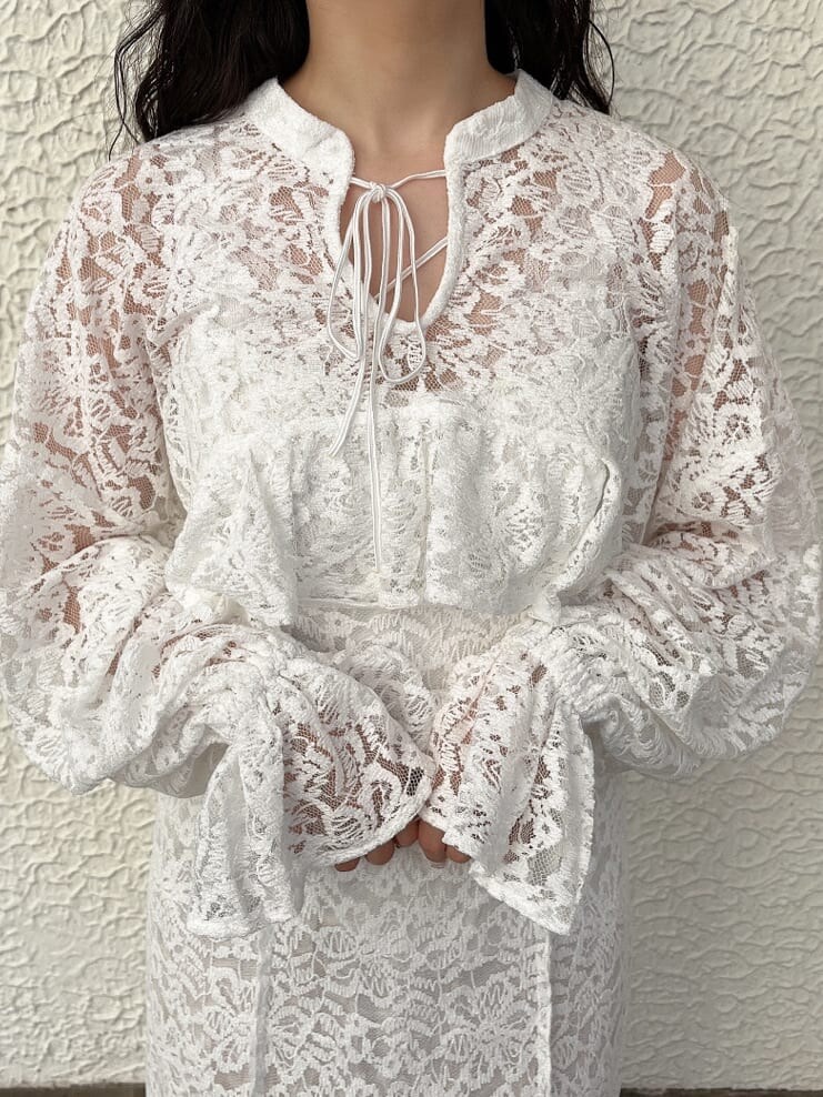 ホワイト系のワンピース、ホワイト系のパンプス、ホワイト系のシャツ/ブラウスを着用したレディースの秋コーディネートの4枚目の写真