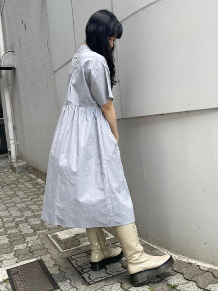 グレー系のワンピースを着用したレディースの夏コーディネートの2枚目の写真