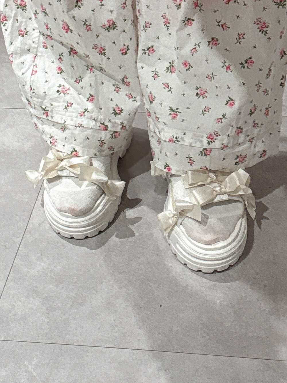 ホワイト系のTシャツ/カットソー、イエロー系のバックパック/リュック、ホワイト系のスラックスを着用したレディースの夏コーディネートの8枚目の写真