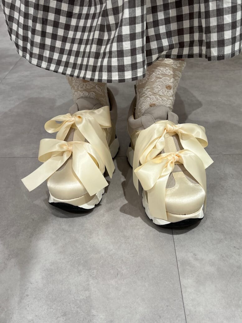 ホワイト系のスニーカー、ホワイト系のショルダーバッグ、ホワイト系のカーディガン/ボレロを着用したレディースの春コーディネートの10枚目の写真