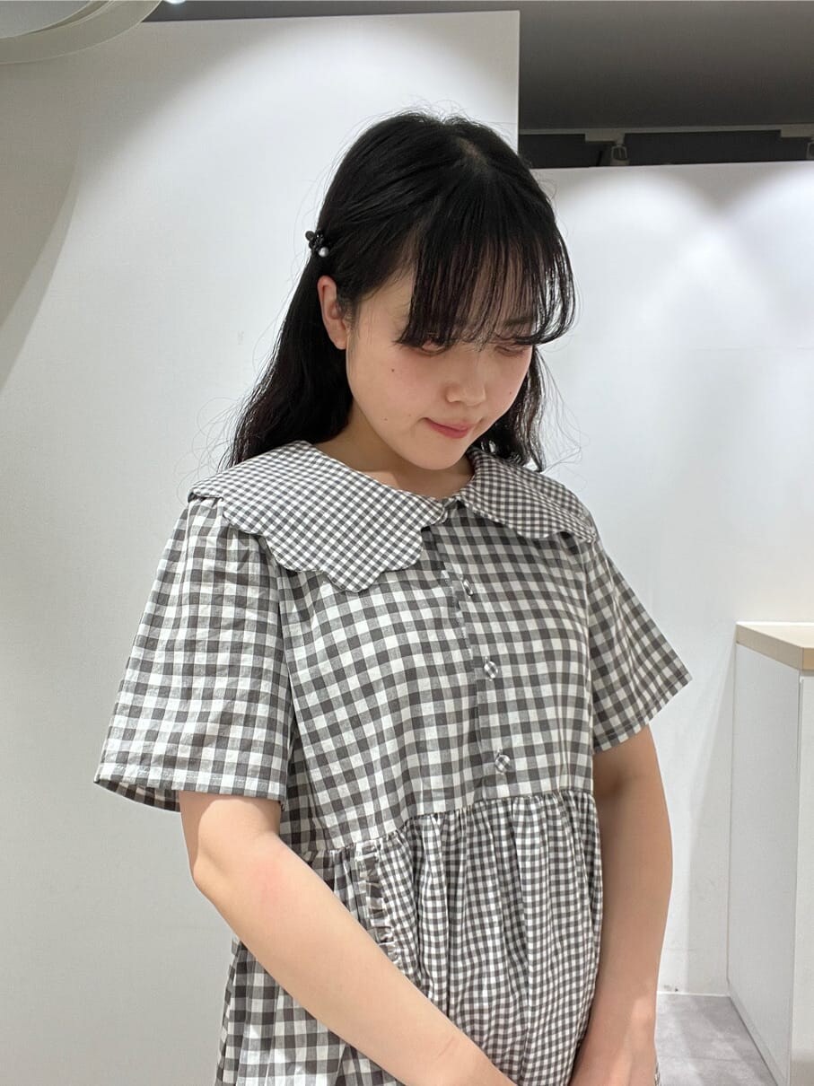 ホワイト系のスニーカー、ホワイト系のショルダーバッグ、ホワイト系のカーディガン/ボレロを着用したレディースの春コーディネートの6枚目の写真