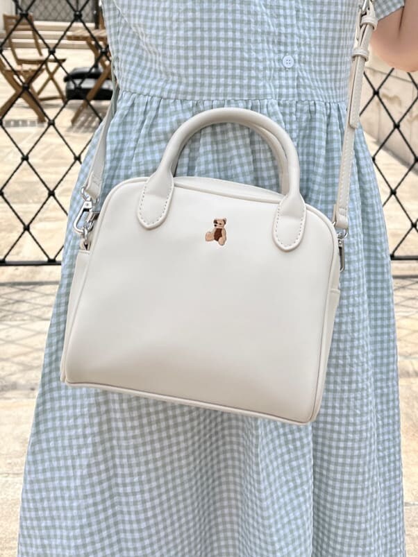 グリーン系のワンピース、ホワイト系のサンダル、ホワイト系のショルダーバッグを着用したレディースの春コーディネートの5枚目の写真