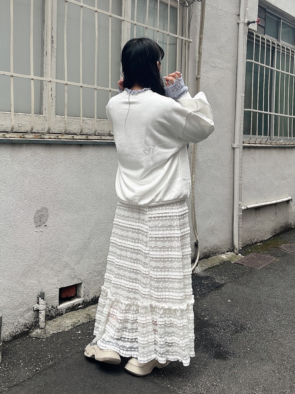 ホワイト系のスウェット、ブルー系のTシャツ/カットソー、ホワイト系のスカートを着用したレディースの秋コーディネートの3枚目の写真