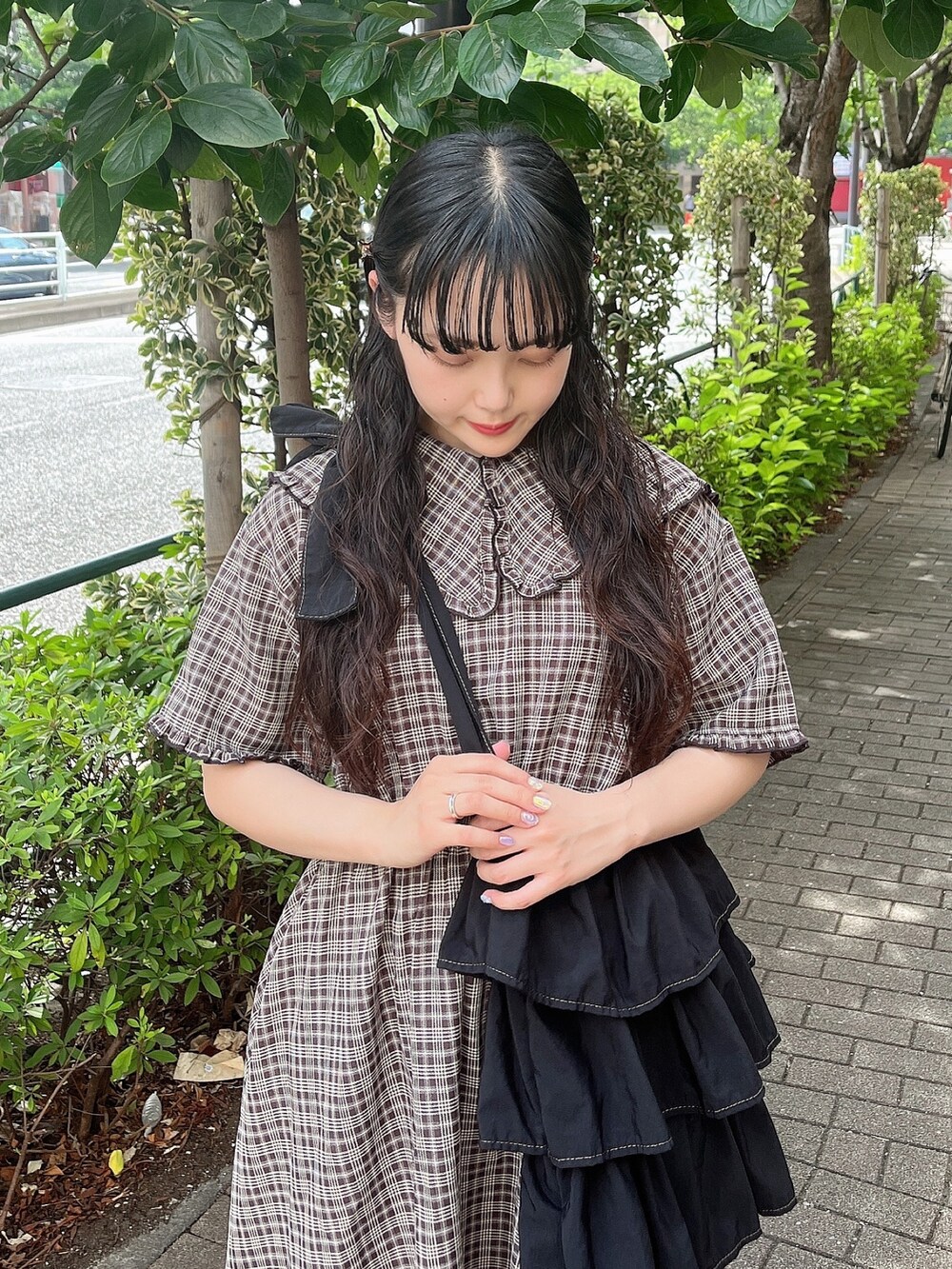 ブラウン系のワンピース、ブラック系のショルダーバッグ、ブラック系のサンダルを着用したレディースの夏コーディネートの4枚目の写真