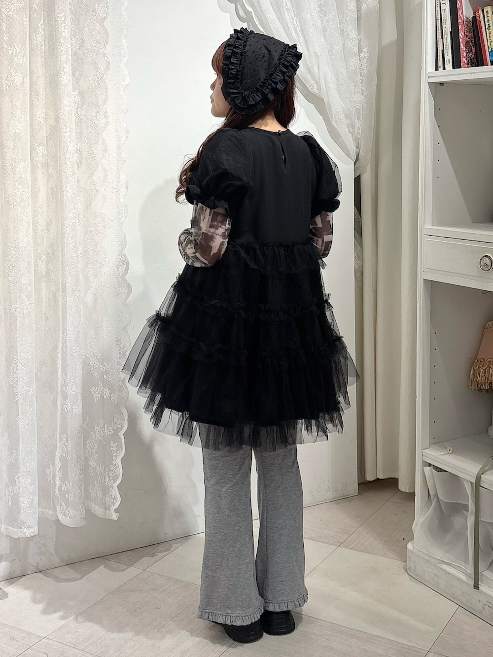 ブラック系のワンピース、ブラック系のTシャツ/カットソー、グレー系のスウェットパンツを着用したレディースの春コーディネートの4枚目の写真