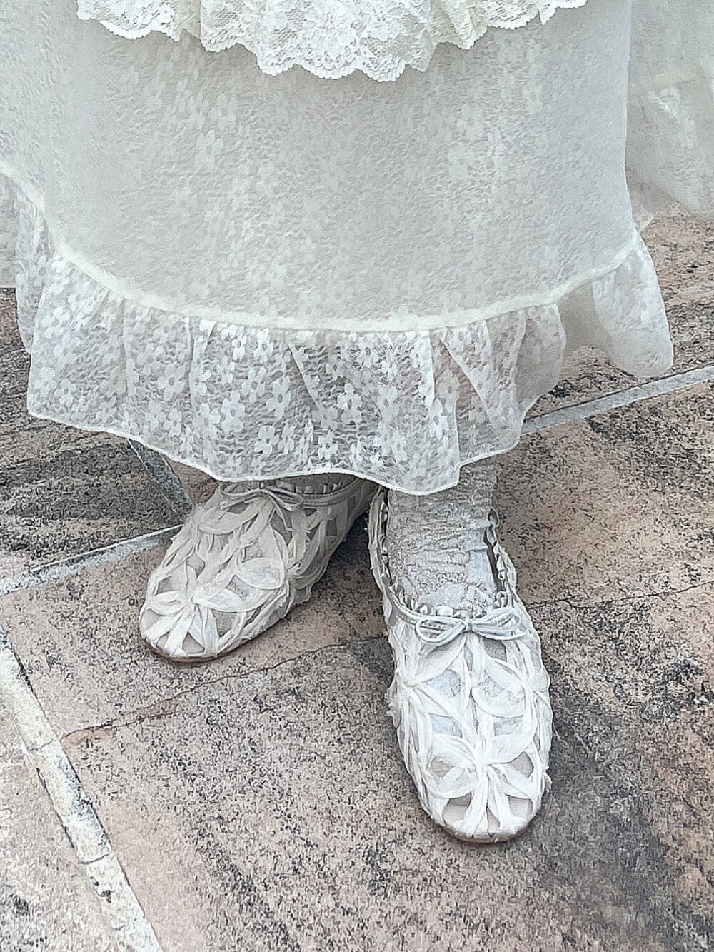 ホワイト系のワンピース、ホワイト系のパンプスを着用したレディースの夏コーディネートの7枚目の写真