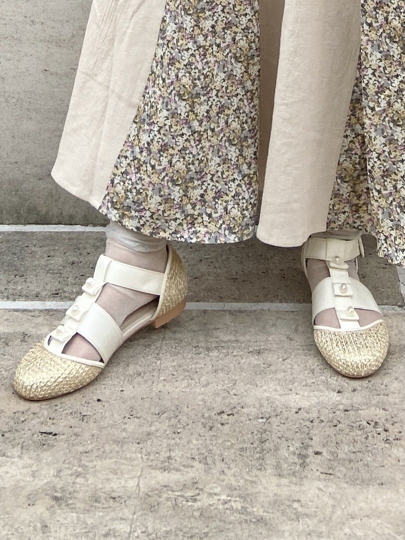 ベージュ系のパンプス、グリーン系のシャツ/ブラウス、ベージュ系のスカートを着用したレディースの夏コーディネートの7枚目の写真